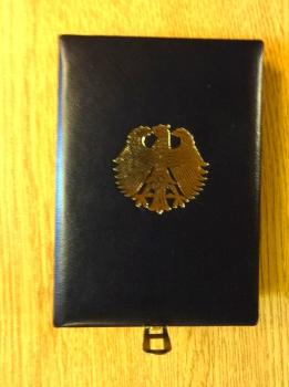 Heuss (†), Theodor - sign. Urkunde + Verdienstkreuz am Bande