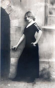 Girly, Elsie
