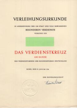 Heuss (†), Theodor - sign. Urkunde + Verdienstkreuz am Bande