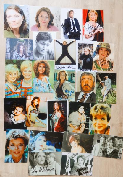 Konvolut von 24 signierten Fotos - Stars national