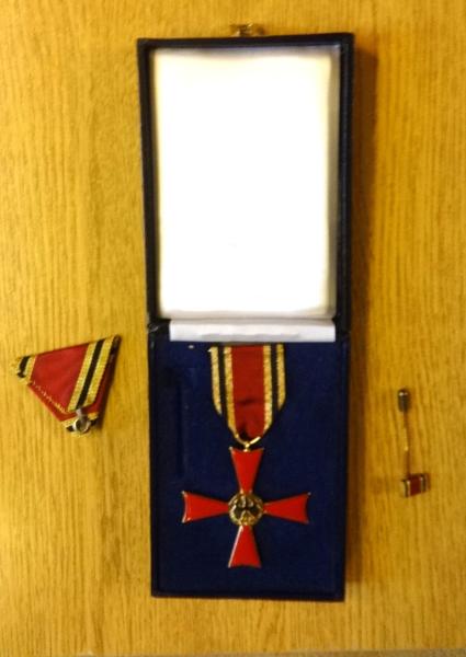 Heuss (†), Theodor - sign. Urkunde + Verdienstkreuz am Bande