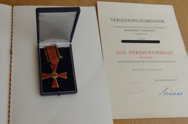 Lübke (†), Heinrich - signierte Urkunde + Bundesverdienstkreuz