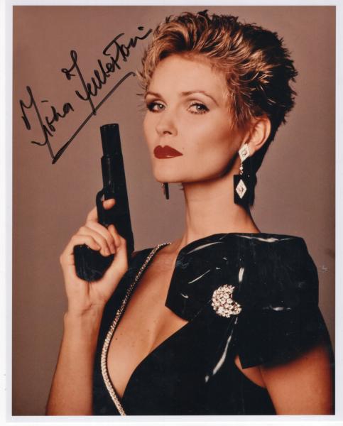 Fullerton, Fiona - James Bond